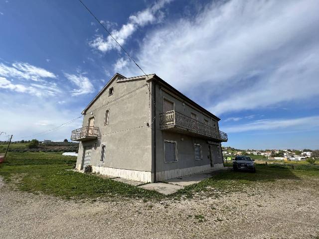 Detached house in Contrada Gallo, Collecorvino - Photo 1