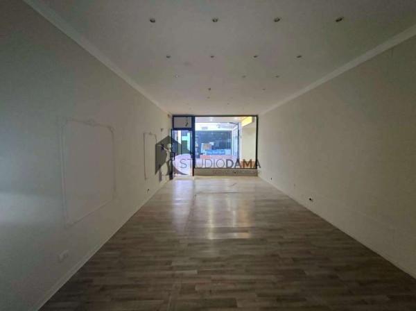 Negozio in Piazza Matteotti 21, Desenzano Del Garda, {3} - Foto 1