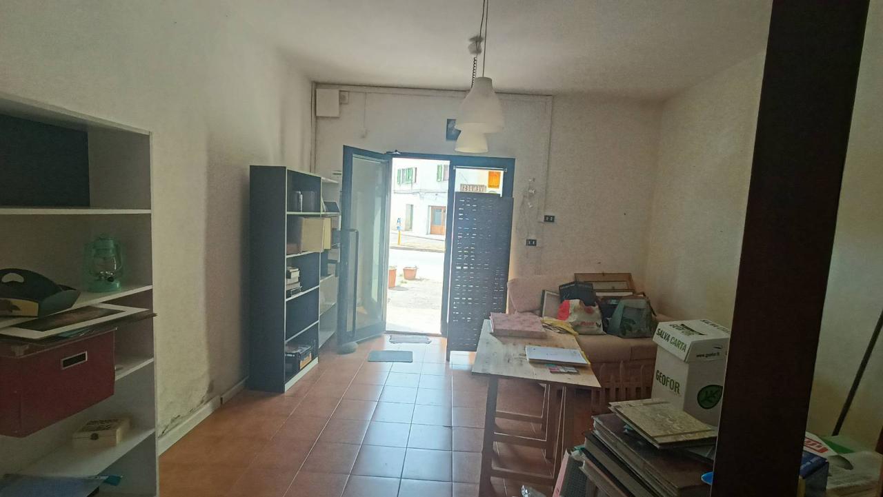 Negozio in Via Pian di Laura, Crespina Lorenzana, {3} - Foto 2