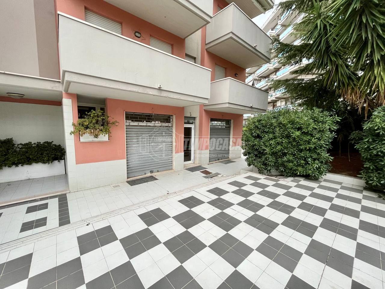 Negozio in Via Nino Baccile 2, Ortona - Foto 1