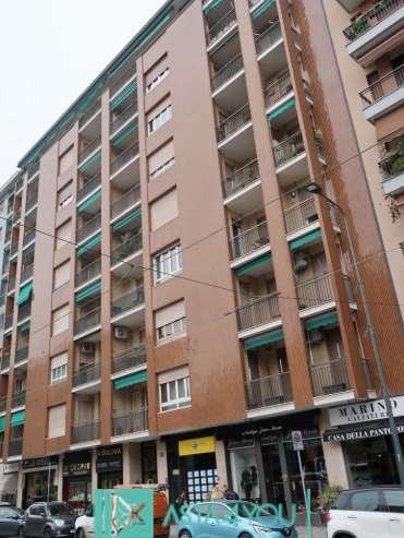 Negozio in Piazza De Angeli 14, Milano - Foto 1