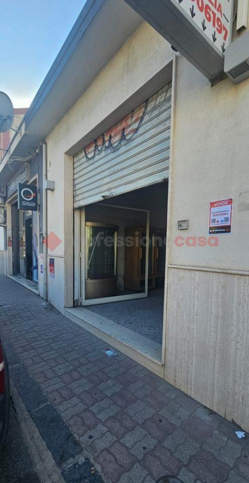 Magazzino in Viale Crotone  19, Catanzaro, {3} - Foto 1
