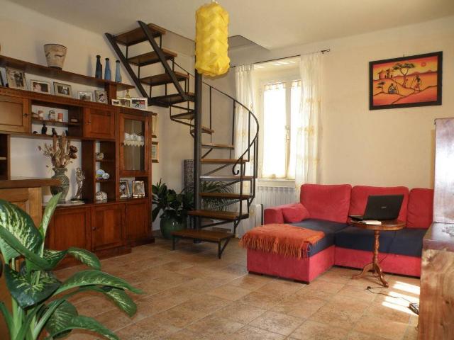 Detached house in Via Tavola, Massa - Photo 1