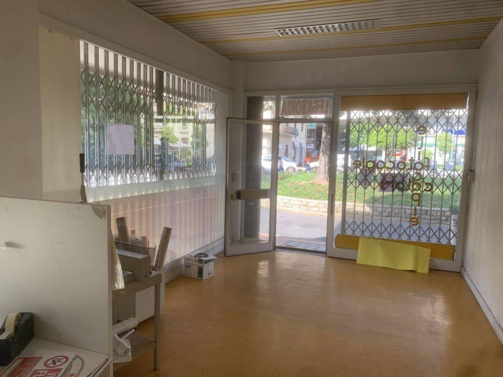 Negozio in Piazza della Liberazione, Massa, {3} - Foto 1