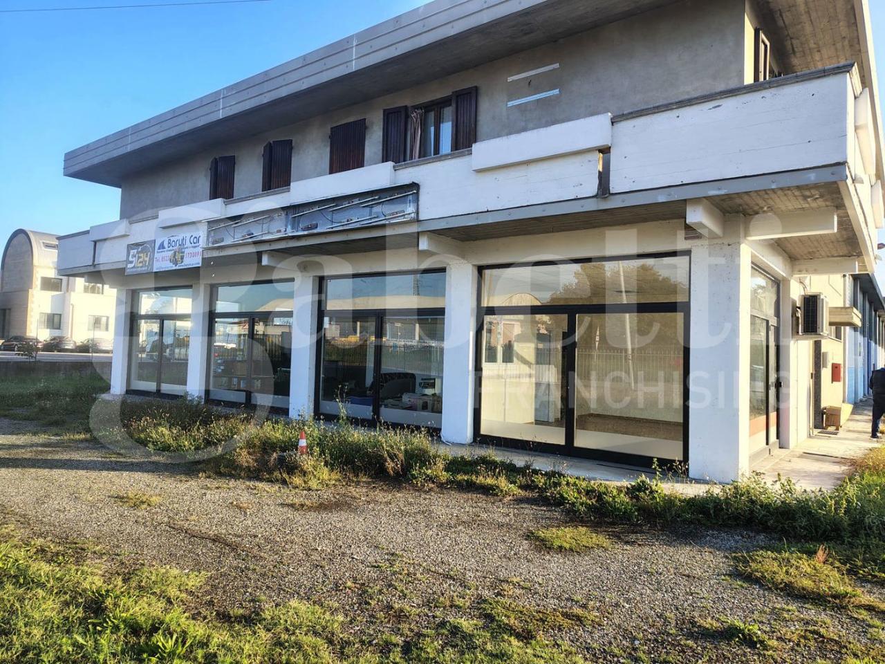 Palazzina commerciale in Via Salvo d'Acquisto 2, Guardamiglio, {3} - Foto 1