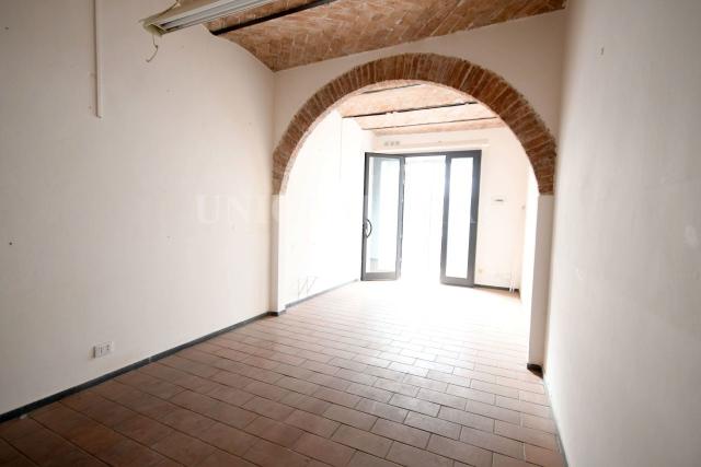 Commercial building in Piazza Matteotti, Sarzana - Photo 1