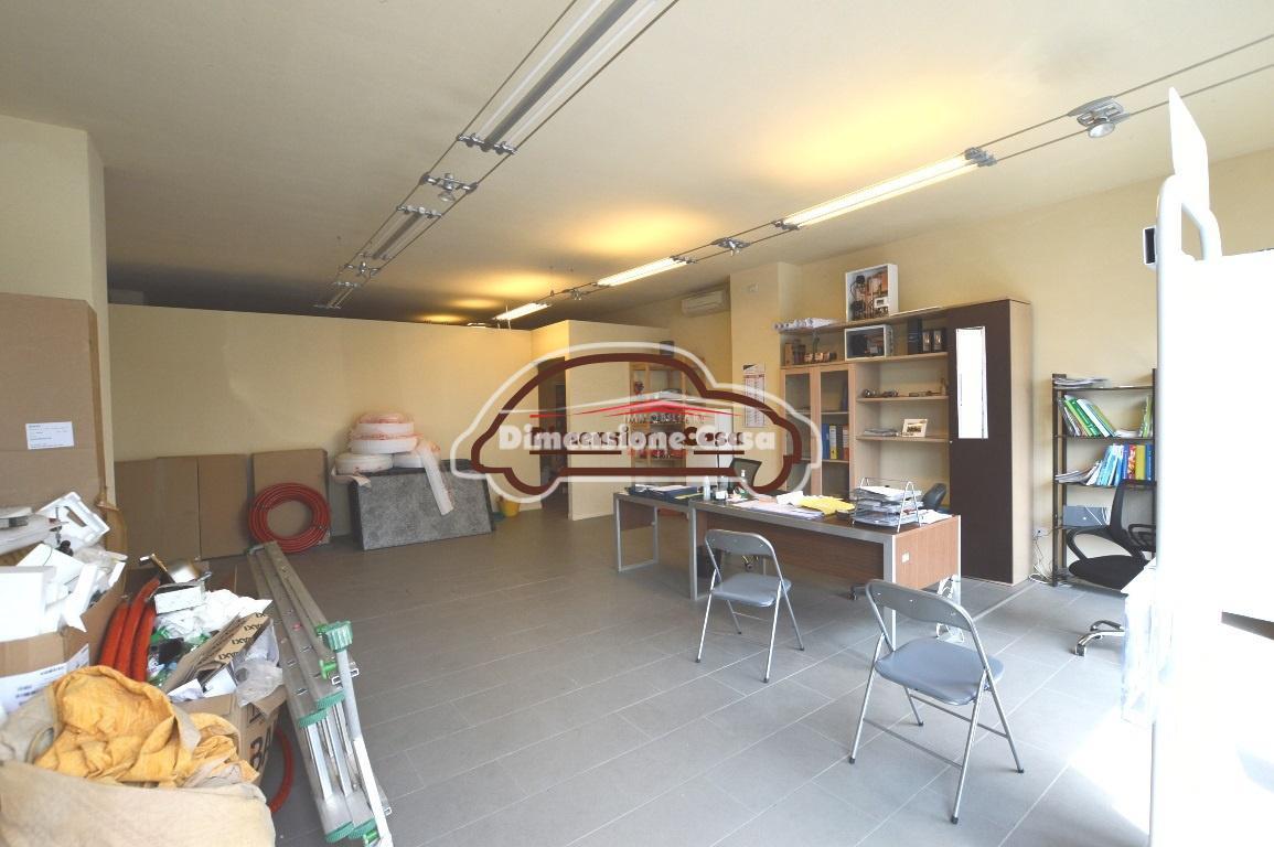 Locale commerciale in , Lucca, {3} - Foto 1