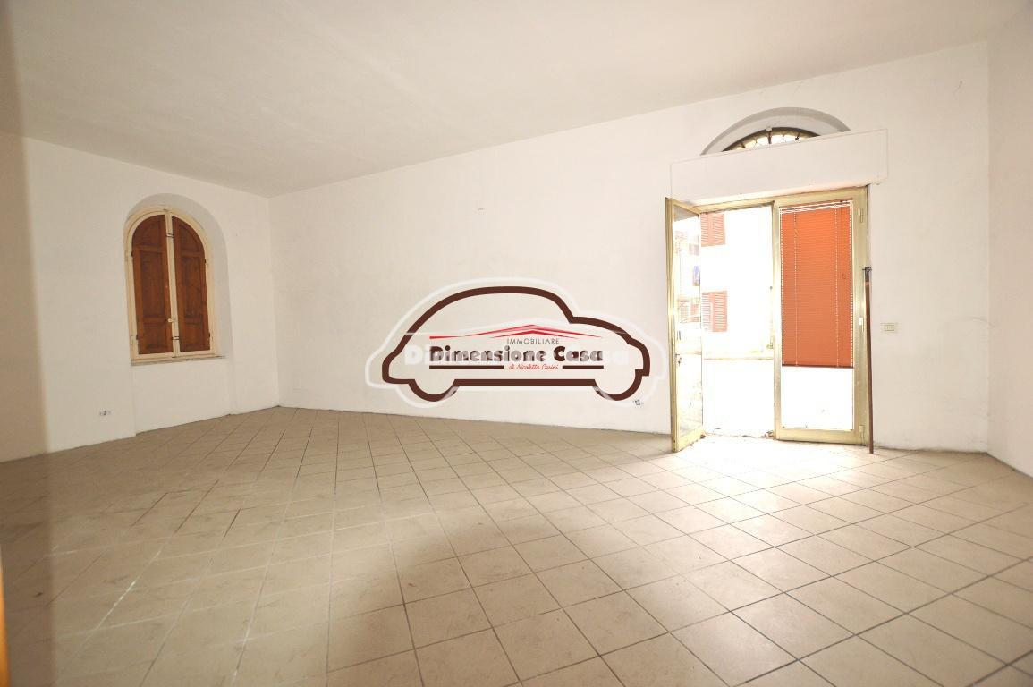 Locale commerciale in , Lucca, {3} - Foto 1