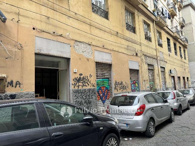 Negozio in Via Gregorio Mattei 25, 27. 29, Napoli - Foto 1