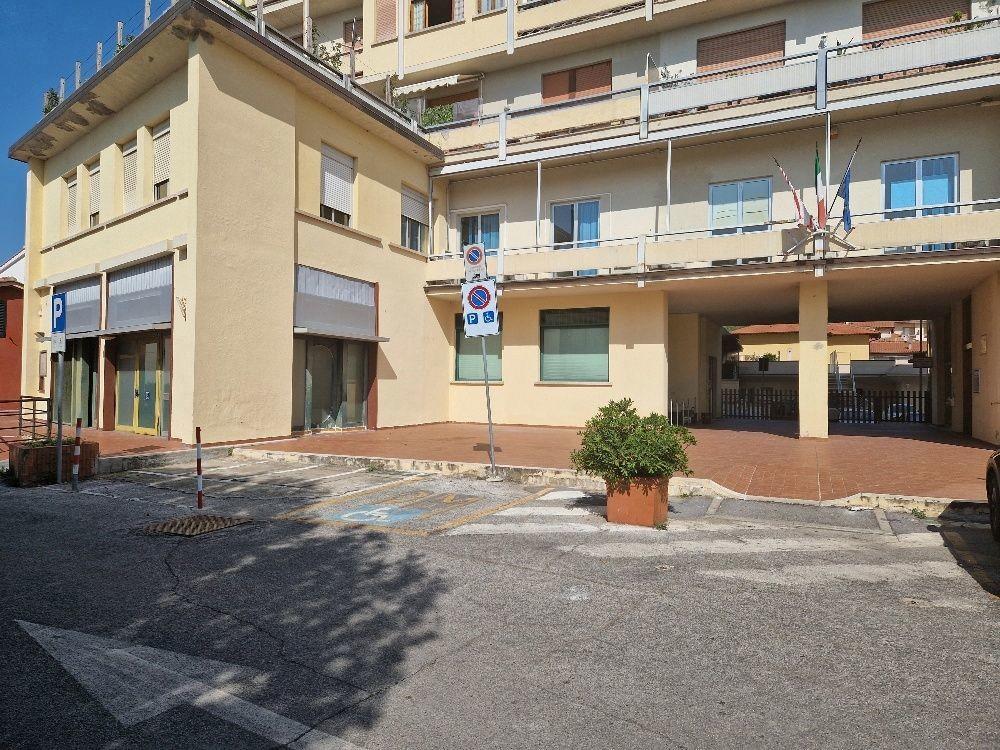 Palazzina uffici in Piazza 8 Marzo 1944 2, Capraia E Limite, {3} - Foto 1