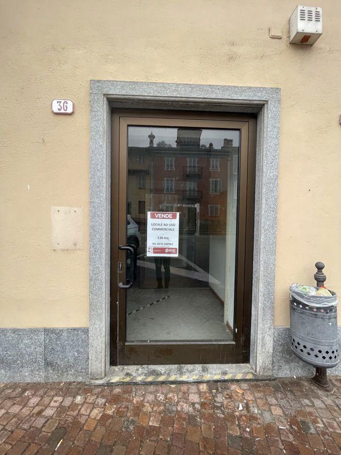 Esercizio commerciale in Piazza Cottolengo , Corneliano D'Alba, {3} - Foto 2