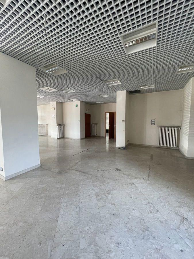 Esercizio commerciale in Piazza Renzo Spada, Demonte, {3} - Foto 2