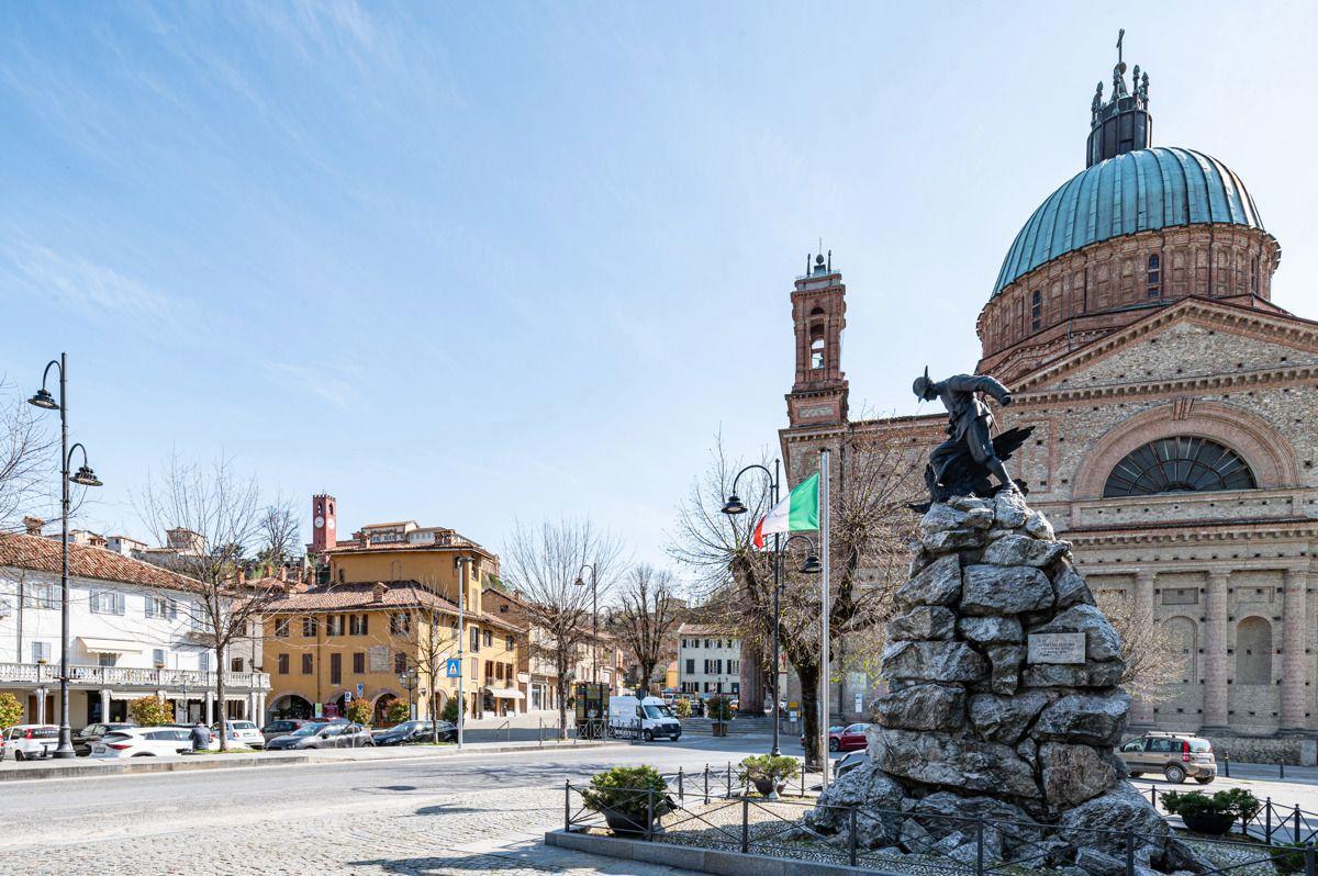 Esercizio commerciale in Piazza Umberto I, Dogliani, {3} - Foto 2