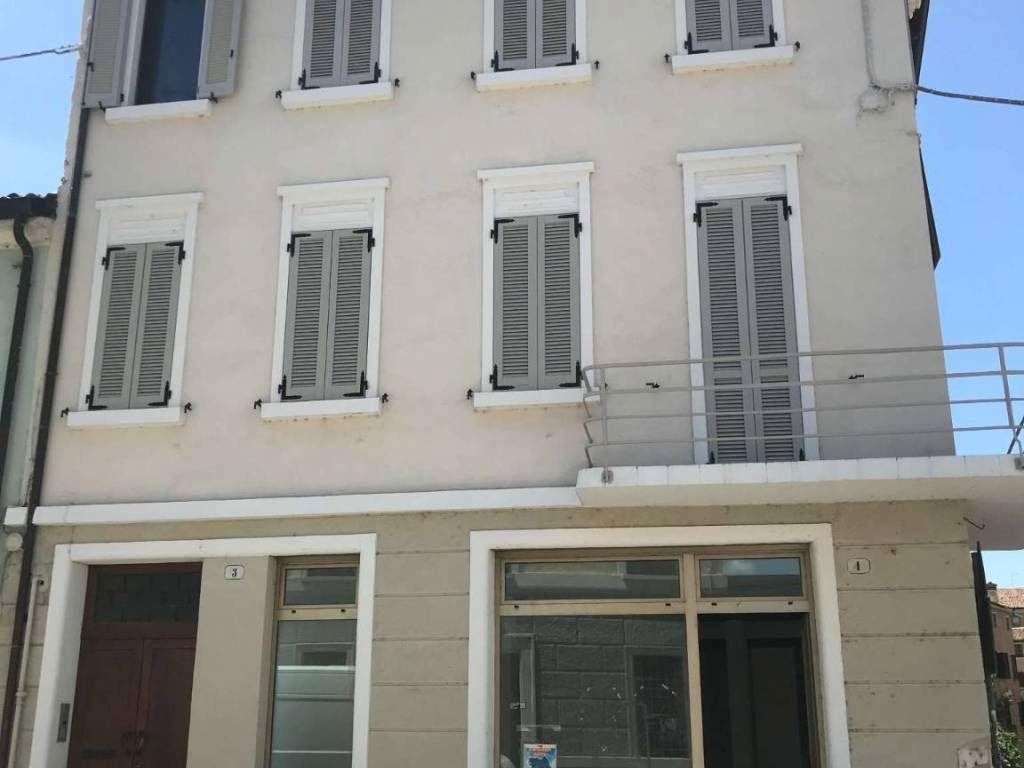 Negozio in Via Trieste 1, Mantova, {3} - Foto 1