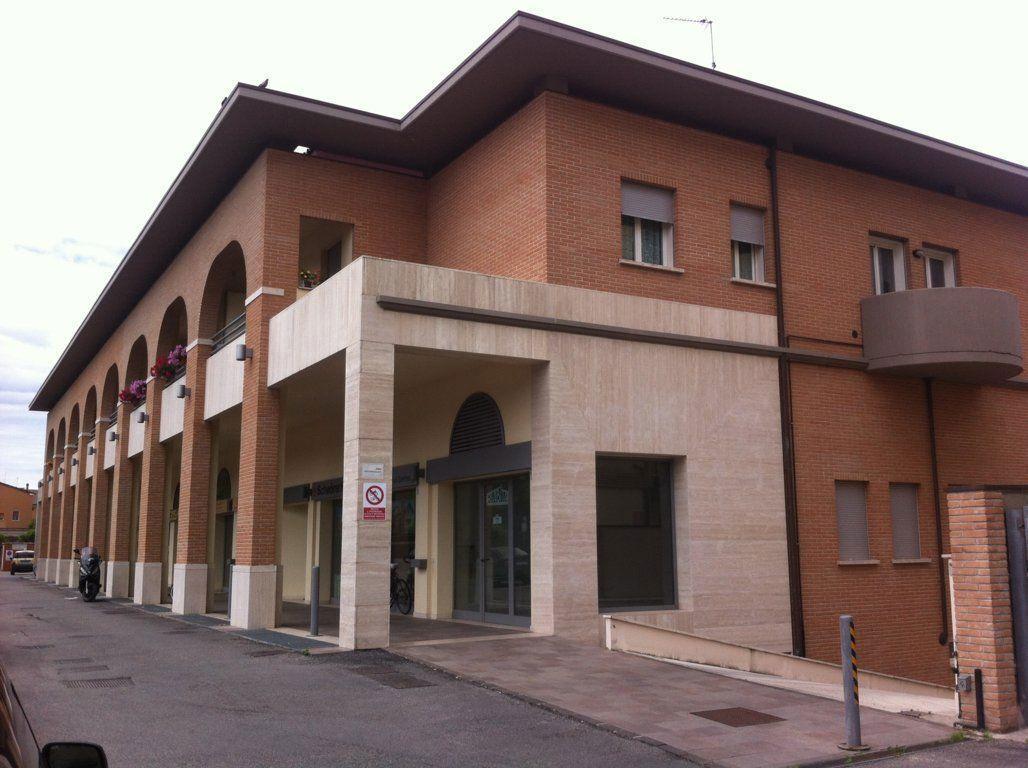 Negozio in Piazza Monte Grappa 11, Forlì, {3} - Foto 1