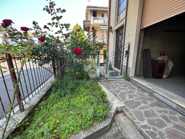 2-room flat in Via S. Pellico 17, Pontirolo Nuovo - Photo 1