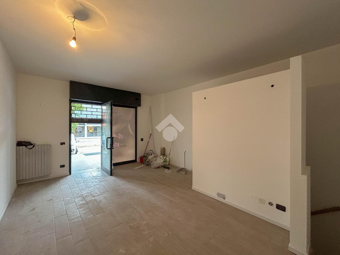 Negozio in Via Giacomo Matteotti 55, Bernareggio, {3} - Foto 1
