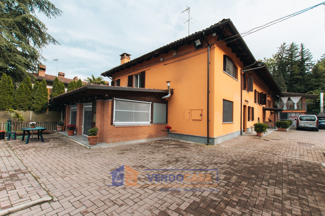 Villa bifamiliare in vendita a Asti