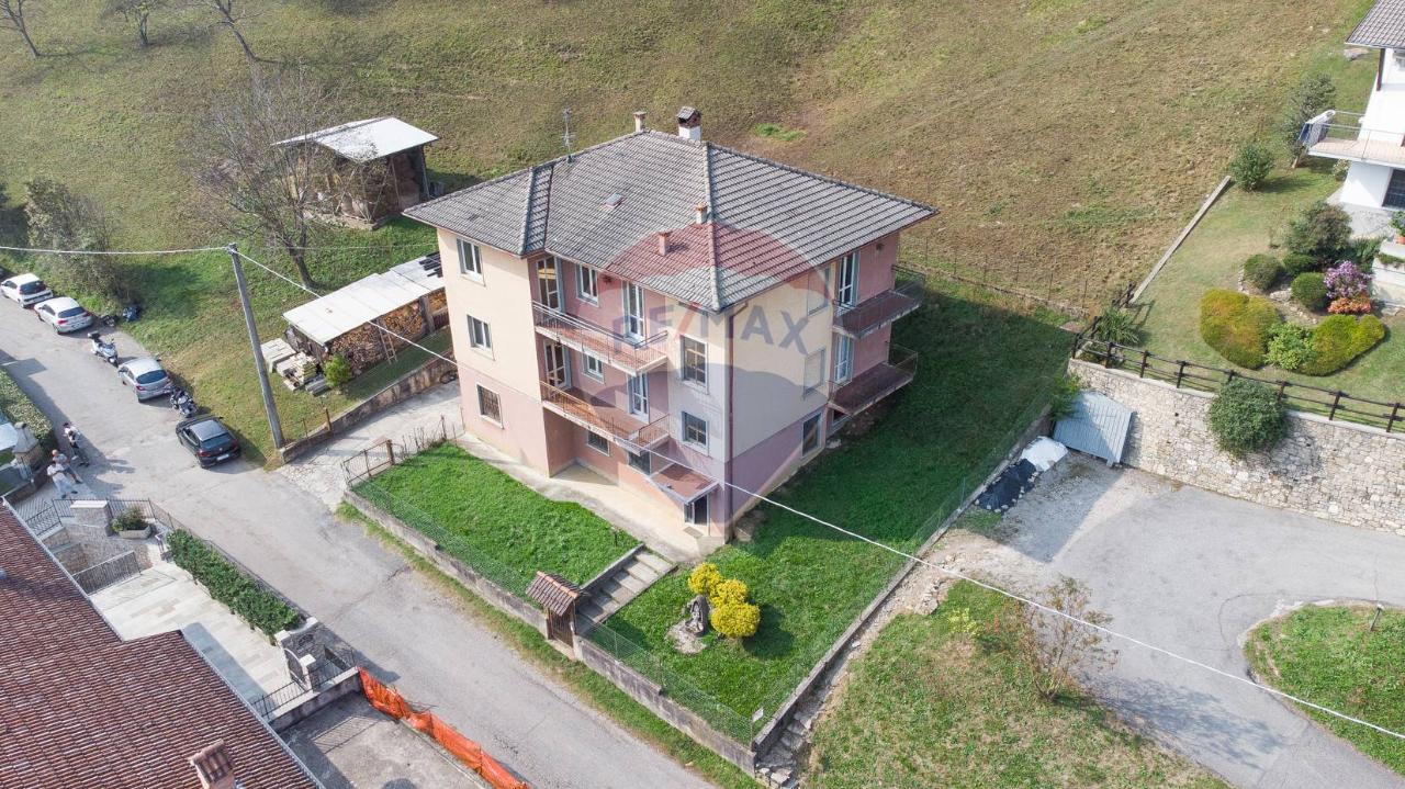 Villa in vendita a Val Brembilla