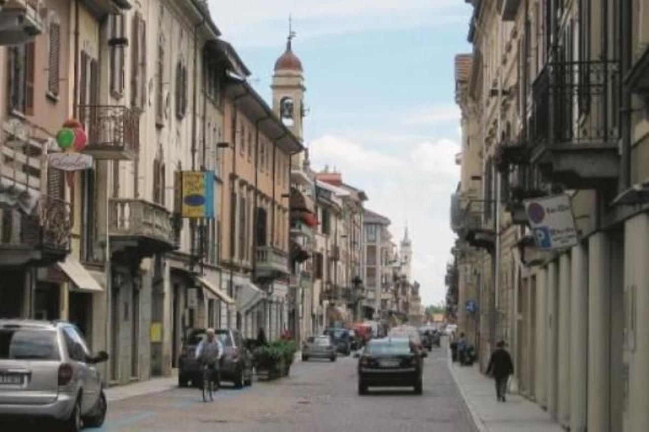 Locale commerciale in Giuseppe Mazzini, Borgomanero - Foto 1