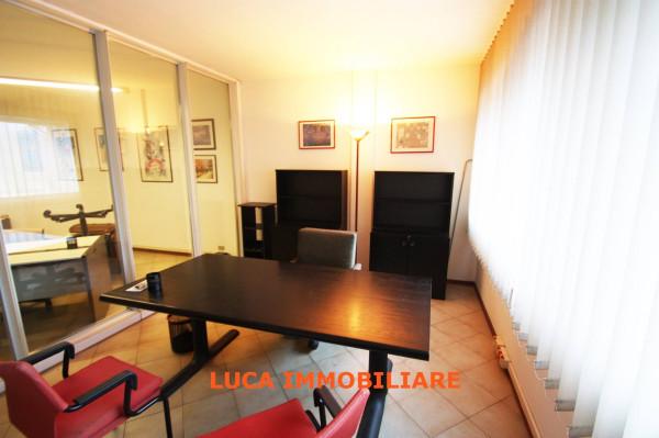 Ufficio in Piazza della Libertà 16, Massa E Cozzile, {3} - Foto 1