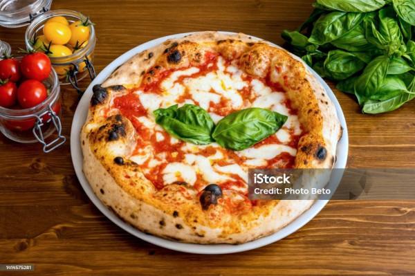 Pizzeria in Piazza Madrice, Favignana, {3} - Foto 1