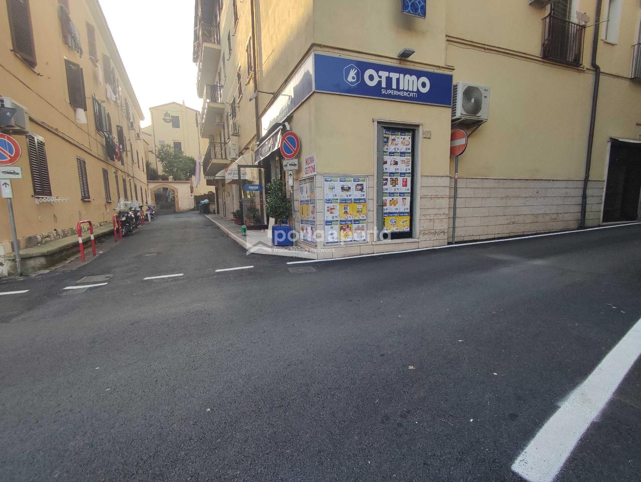 Magazzino in Piazza San Giovanni, Formia, {3} - Foto 2