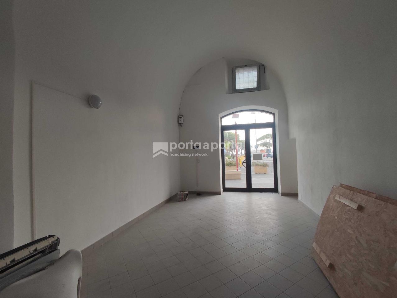 Esercizio commerciale in Largo Domenico Paone, Formia, {3} - Foto 2