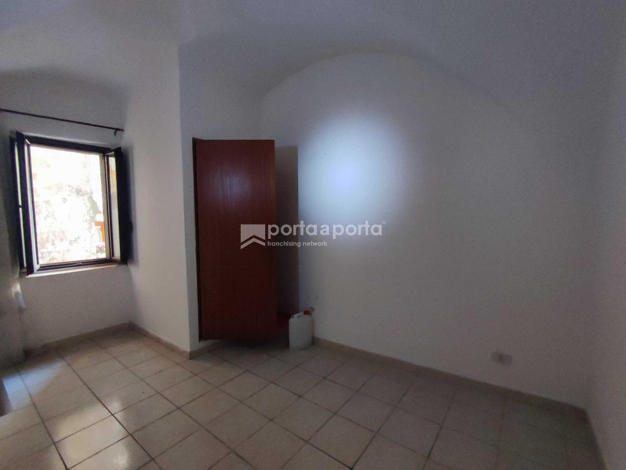 Magazzino in Piazza San Erasmo, Formia, {3} - Foto 1