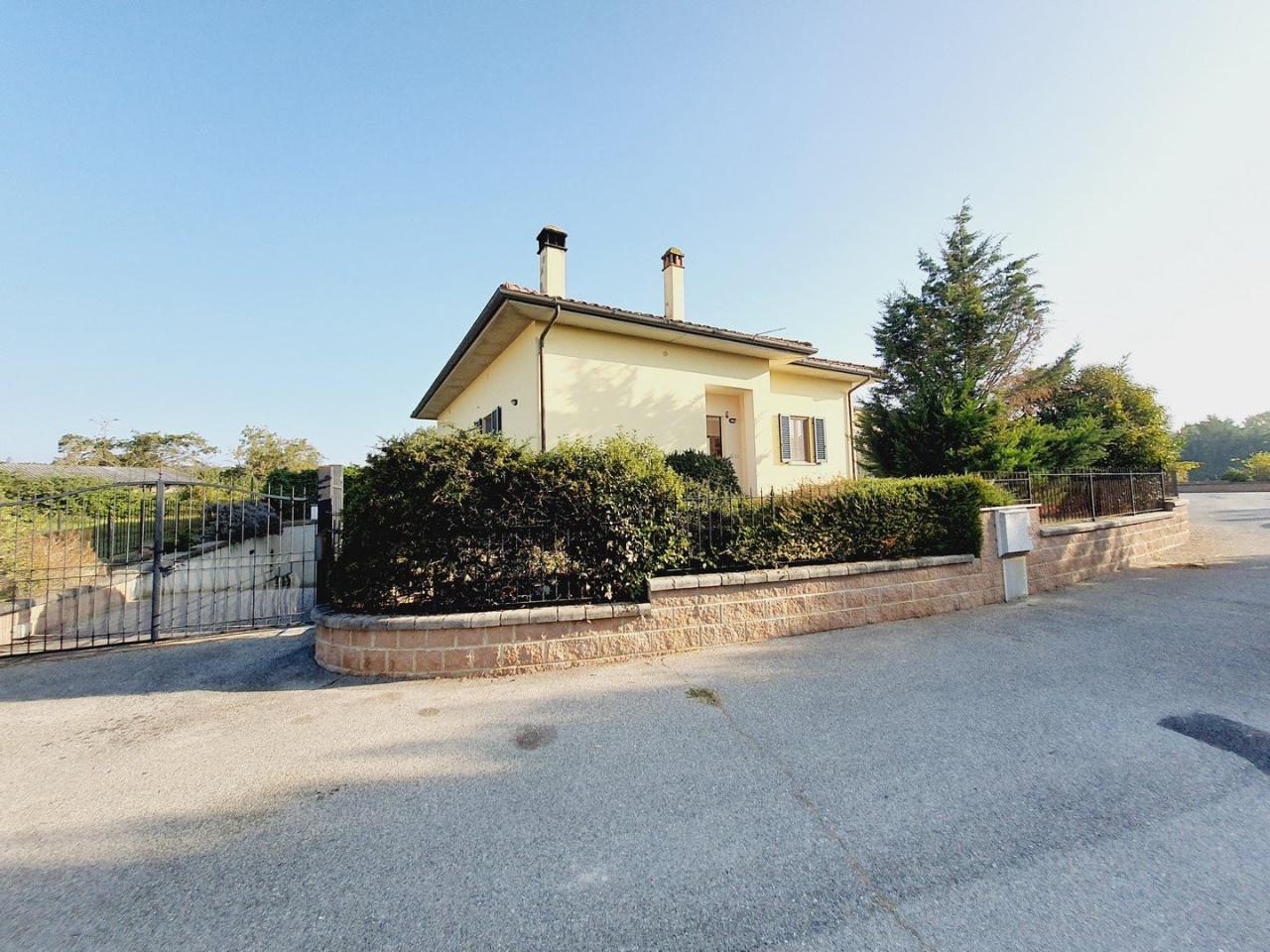 Villa plurifamiliare in vendita a Lucignano