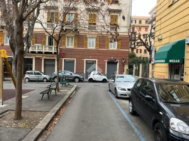 Geschäft in Piazza Gaetano Alimonda 19, Genova - Foto 1