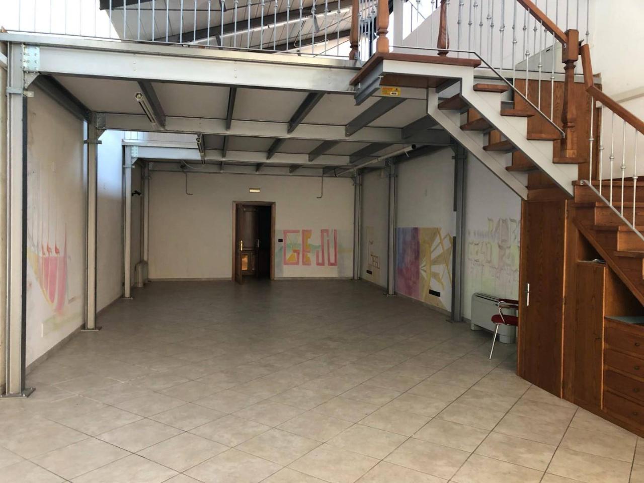 Capannone in Viale Pietro Toselli, 53100, Siena, {3} - Foto 1