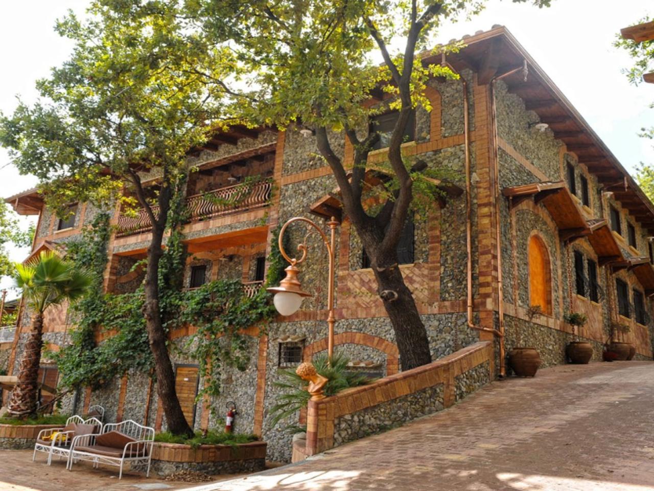Albergo in Via Vittorio Emanuele, Montecorvino Pugliano - Foto 1