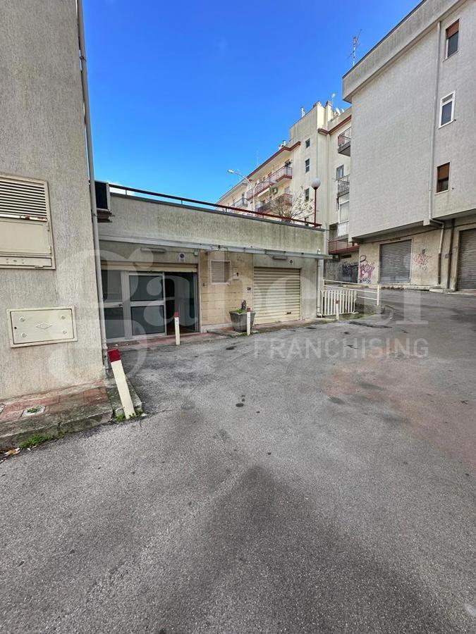 Negozio in Via Suor Maria Raimondi Fuentes, Ostuni, {3} - Foto 2