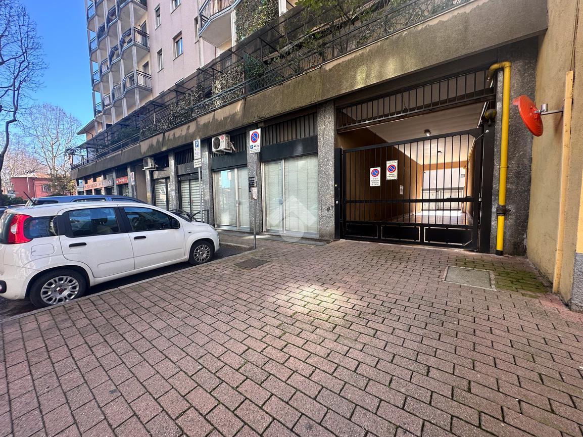 Negozio in Via Luigi Cadorna 10, Cinisello Balsamo, {3} - Foto 1