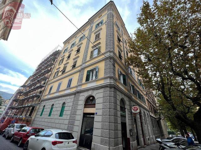 Negozio in Via Pietro Kandler 12a, Trieste - Foto 1