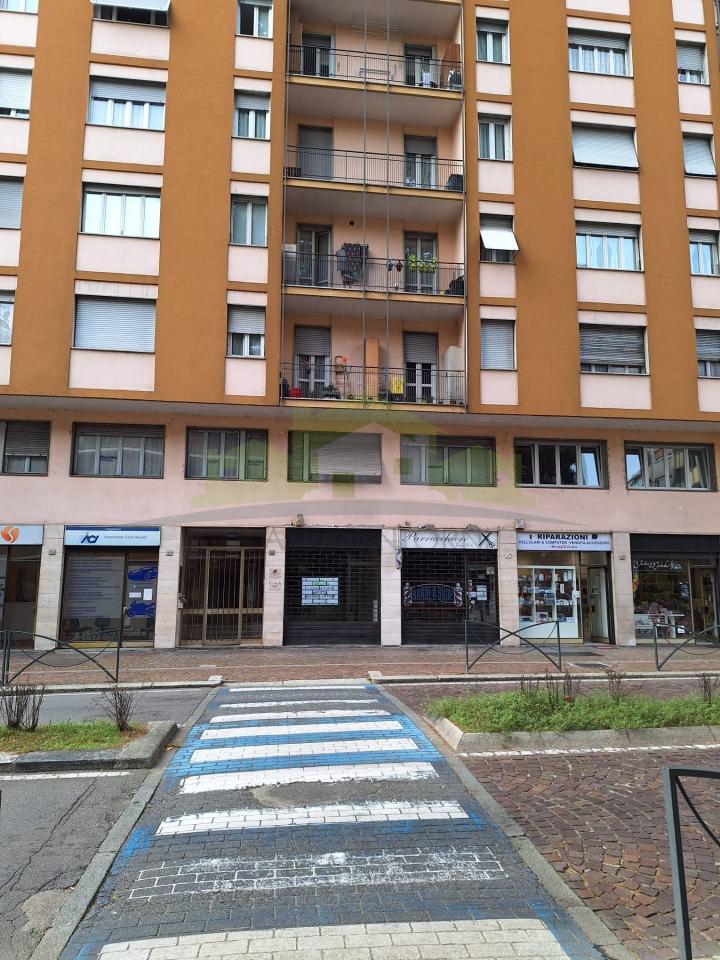 Negozio in Viale Vittorio Veneto 5, Borgosesia, {3} - Foto 1