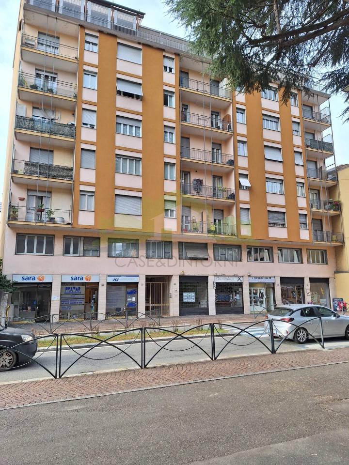 Negozio in Viale Vittorio Veneto 5, Borgosesia, {3} - Foto 2