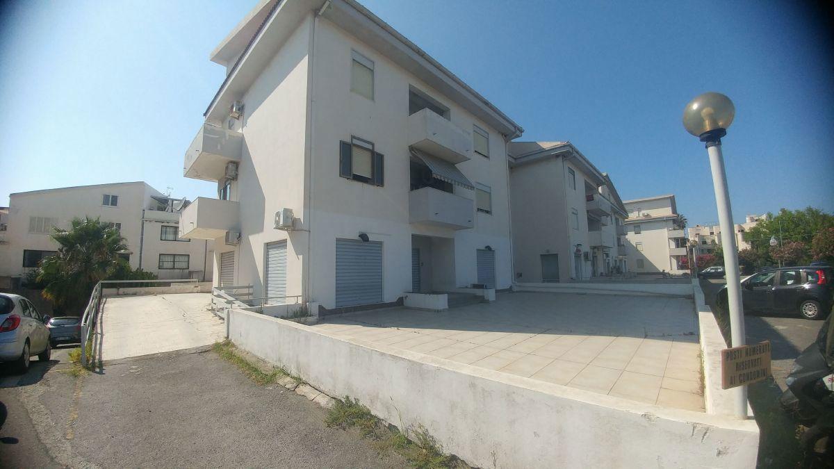 Esercizio commerciale in Viale a. Gramsci S.N., Milazzo, {3} - Foto 1