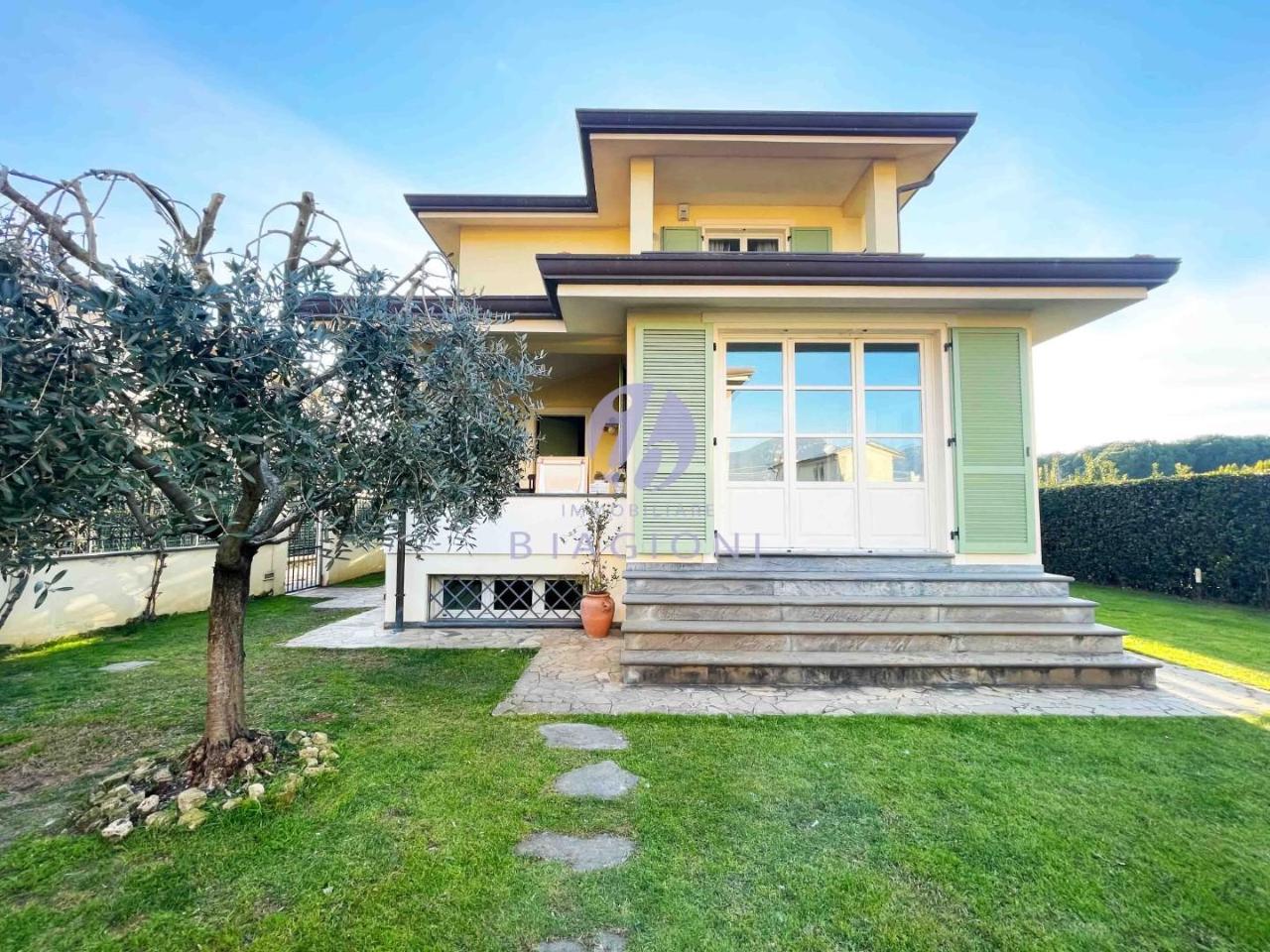 Villa bifamiliare in vendita a Camaiore