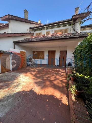 Terraced house in Via Lago d'Iseo, Santa Marinella - Photo 1