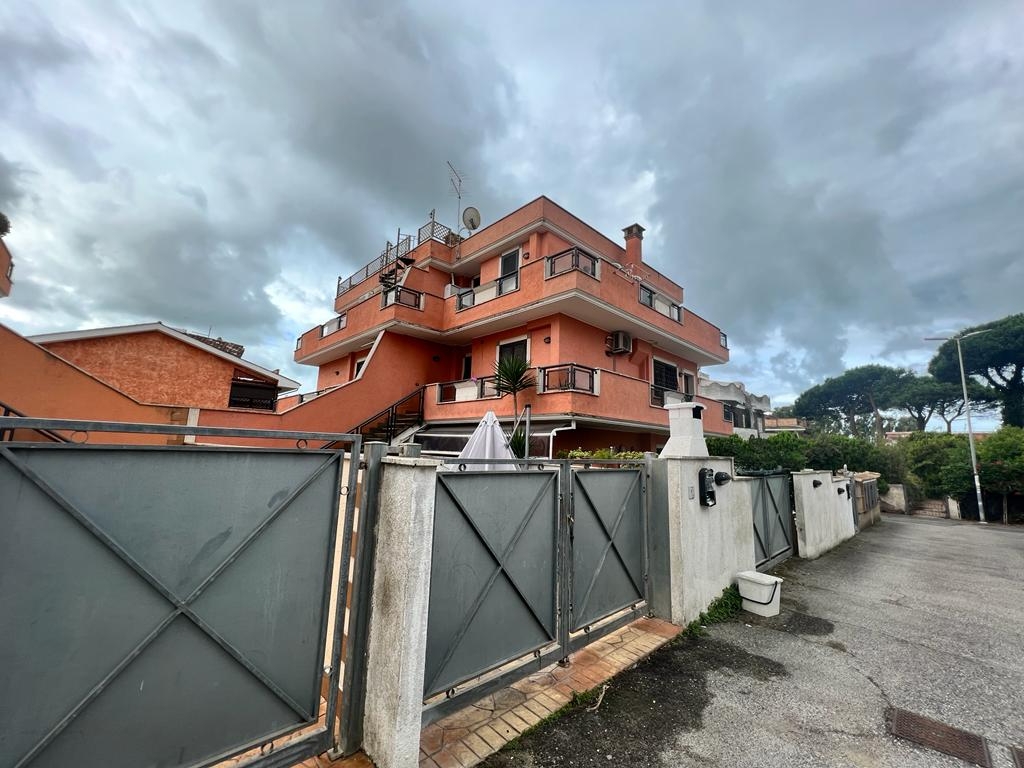 Villa quadrifamiliare in vendita a Pomezia
