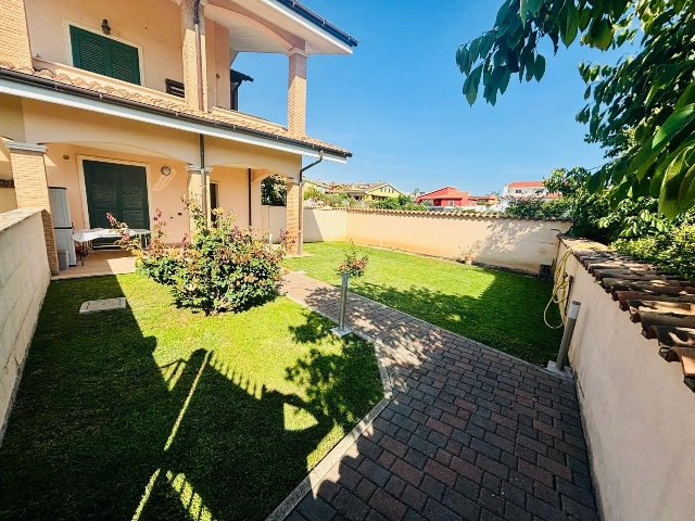 Terraced house in Via Toce, Ardea - Photo 1