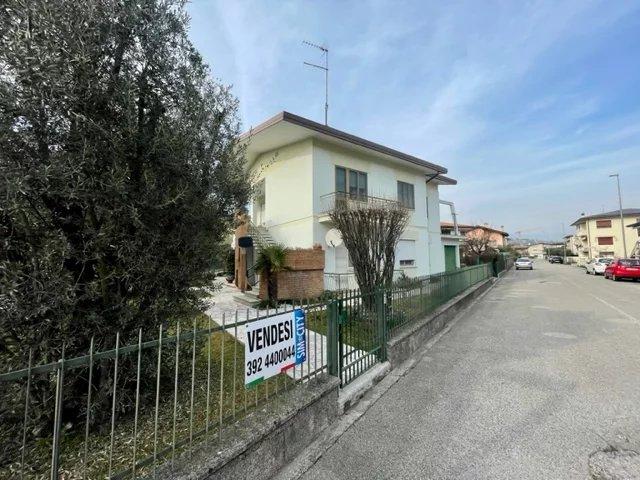Villa plurifamiliare in vendita a Conegliano