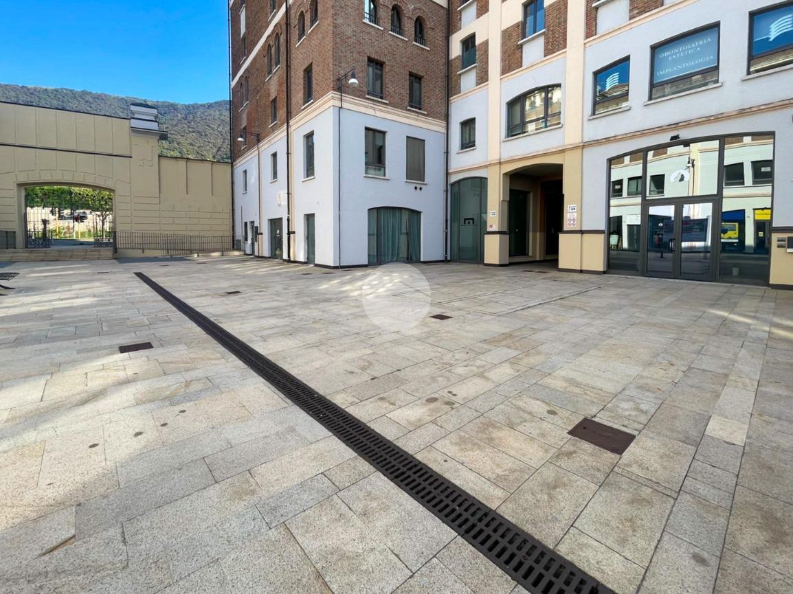 Negozio in Viale della Bornata 115, Brescia, {3} - Foto 1