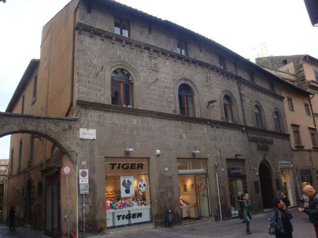 Shared office in Piazza delle Erbe 4, Viterbo - Photo 1