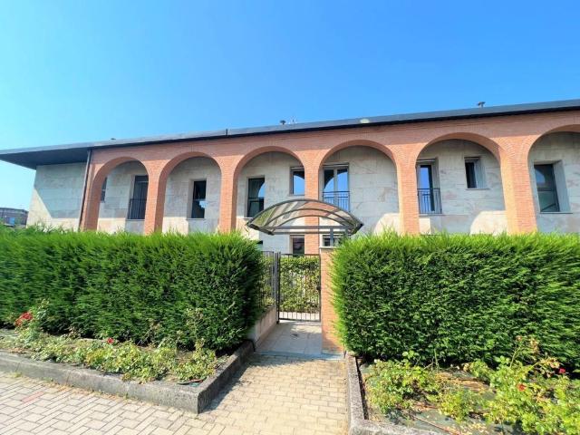 3-room flat in Piazza Camillo Benso di Cavour, Lomagna - Photo 1