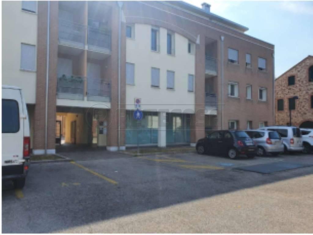 Palazzina commerciale in Via Monte Cengio 61, Thiene, {3} - Foto 1