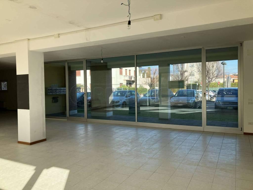 Palazzina commerciale in Via Monte Cengio 63/a, Thiene, {3} - Foto 2