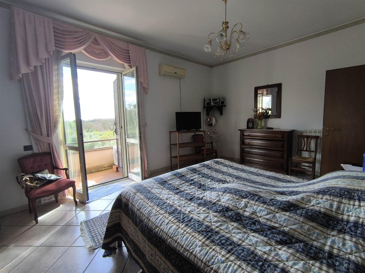 Villa bifamiliare in vendita a Montefiascone